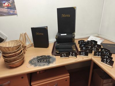 une table sur laquelle sont posées de nombreuses boîtes de chocolats