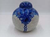 un vase bleu et blanc orné d'un dragon