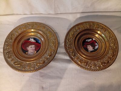 deux plaques en or sur lesquelles sont représentés une femme et un homme