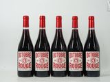 quatre bouteilles de vin rouge sont alignées