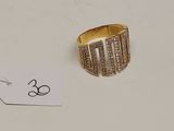 une bague en or sertie de diamants, avec son étiquette de prix