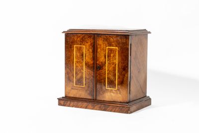 une petite armoire en bois à deux portes et deux tiroirs