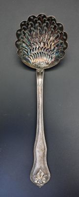 une cuillère posée sur une table
