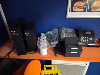 un bureau sur lequel se trouvent de nombreuses fournitures de bureau