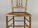 une image d'une chaise en bois avec un siège tissé sur un fond blanc