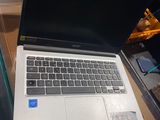 un ordinateur portable posé sur une table en verre