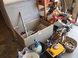un coffre ouvert posé au milieu d'un garage