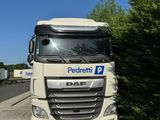 un camion blanc garé sur le bord de la route