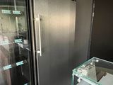 une image d'une vitrine en verre dans un magasin