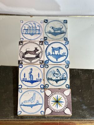 beaucoup de tuiles posées sur la table