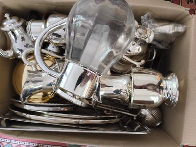 une boîte remplie d'objets en argent posée sur une table