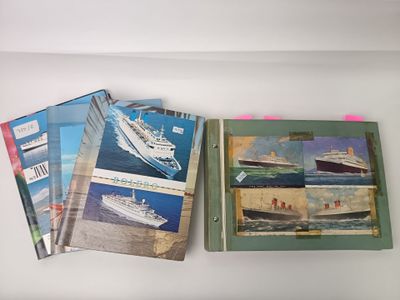 trois livres qui se trouvent côte à côte sur une étagère