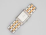 un gros plan d'une montre-bracelet dotée d'un bracelet en or et en argent