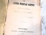 un vieux livre posé sur une table recouverte d'une nappe