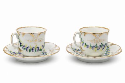 deux tasses et soucoupes ornées de motifs floraux