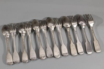 beaucoup de cuillères et de fourchettes en argent sur une table