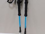 une paire de bâtons de ski posés sur une table
