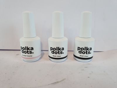 trois flacons de vernis à ongles posés sur un comptoir