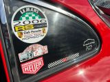 un gros plan d'une voiture rouge recouverte d'autocollants