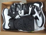 une boîte contenant plusieurs paires de chaussures