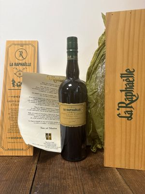 une bouteille de vin posée à côté d'un paquet de provisions