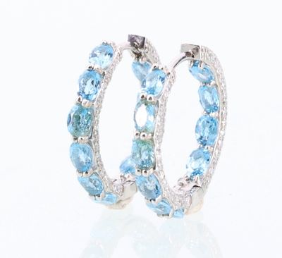 paire de boucles d'oreilles créoles en topaze bleue et topaze blanche