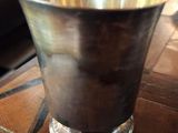 une coupe en argent posée sur une table en bois