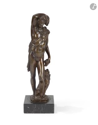 statue en bronze représentant un homme tenant un chien, posée sur un socle en marbre