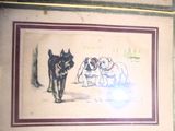 une photo représentant deux chiens et un chat accrochée au mur