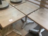 une table avec deux chaises et une table sur laquelle se trouve une lampe