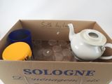 une boîte contenant une théière et des tasses