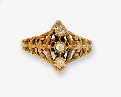 Gros plan sur une bague en or ornée d'un diamant
