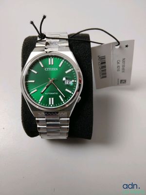 La montre est verte et est dotée d'un bracelet noir.