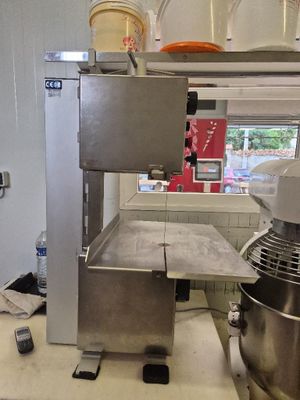 une photo d'une cuisine avec un mixeur et un grand saladier