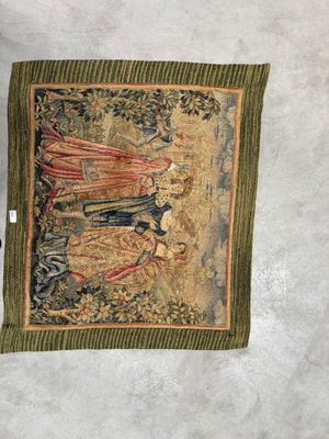 une image représentant une tapisserie accrochée au mur à côté d'une paire de ciseaux