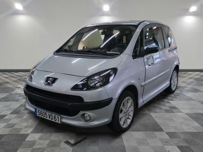 la photo d'une petite voiture argentée garée dans un garage