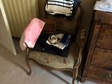une chaise et une commode dans une pièce