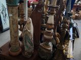 de nombreux vases et statues posés sur une table dans une pièce