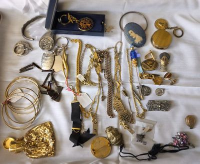 beaucoup de bijoux en or et en argent posés sur un lit