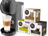 un gros plan sur une tasse de café à côté de trois boîtes de café