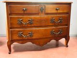 une commode en bois surmontée d'un miroir