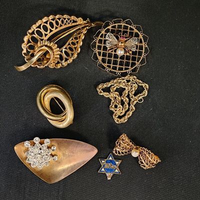 plusieurs bijoux posés sur une surface noire