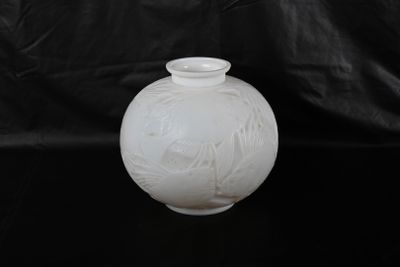 René LALIQUE (1860-1945). Vase "Poissons" en verre blanc sou…