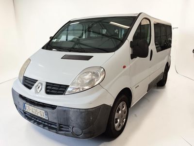 une camionnette blanche garée dans une pièce blanche