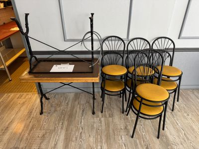 six chaises et une table dans une pièce avec du parquet
