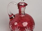une carafe en verre rouge avec un couvercle transparent