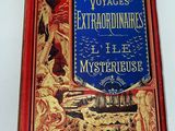 un vieux livre avec l'image d'un bateau sur la couverture