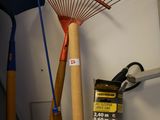 un grand nombre d'outils qui restent sur une étagère