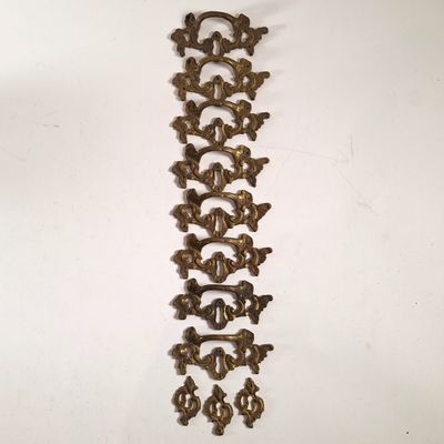 une image représentant une décoration murale en métal accrochée à un mur blanc