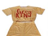 un t-shirt jaune à manches courtes et un short avec des lettres rouges dessus